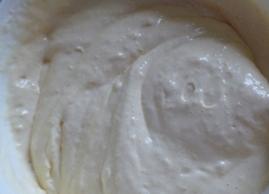 1. Этап. Бисквитные пирожные с кремом: 3. Муку с солью, ванилином и разрыхлителем просейте. Всыпьте небольшими порциями, аккуратно перемешивая, чтобы тесто было воздушным.