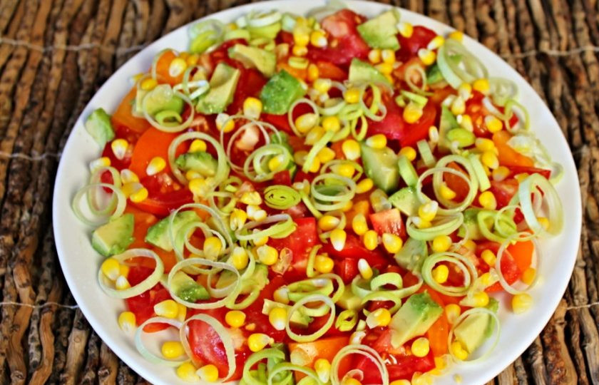 1. Этап. Салат из помидоров с авокадо, кукурузой и луком-пореем: Добавляем зерна готовой кукурузы.