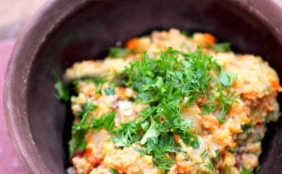 1. Этап. Кулеш на костре: Подавайте готовый ароматный кулеш, посыпав его рубленой зеленью.