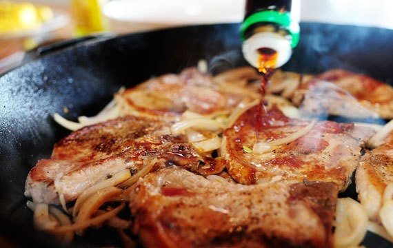 1. Этап. Жареные стейки свинины: 5. Влейте соевый соус.