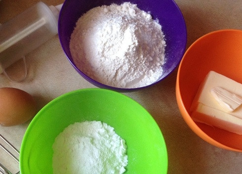 1. Этап. Курабье: Вот и все ингредиенты, которые нам нужны. Масло должно быть мягким, яйцо — комнатной температуры.