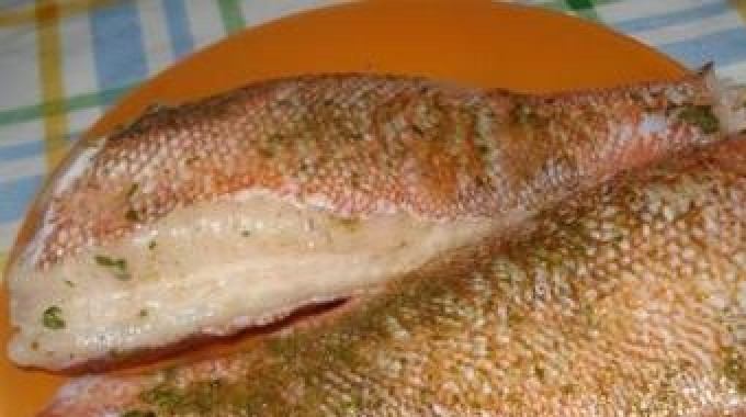 1. Этап. Жареный морской окунь: Рыбу разморозить при комнатной температуре. Срезать все ненужное - голову, плавники, вынуть потроха, хорошо промыть внутренность, удалить черную пленку. Рыбу обтереть солью, приправами и оставить на 20-30 минут.