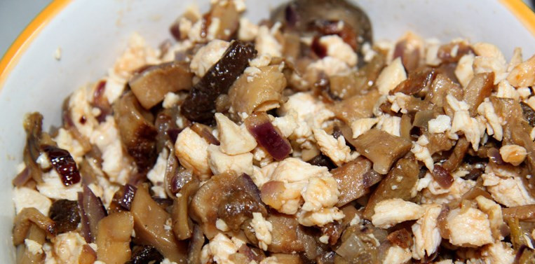 1. Этап. Штрудель с курицей и грибами: Смешиваем курицу и грибы, по необходимости добавьте специи.