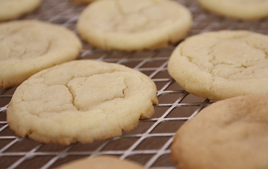 1. Этап. Печенье на желтках: 6. После выложите печенье на желтках в домашних условиях на решетку, дайте ему остыть. К чаю, в качестве перекуса или угощения для гостей - это лучший вариант с минимальным количеством хлопот.