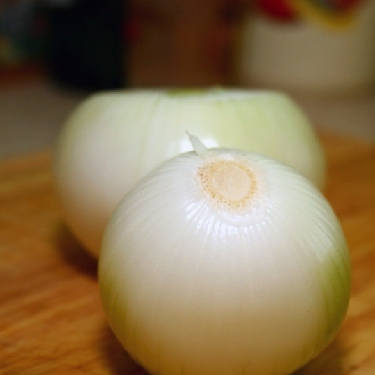 1. Этап. Луковая роза: Первым делом очищаем лук. Очень важно не отрезать корень лука слишком глубоко - благодаря нему наша луковая роза не развалится при обжаривании. Если же срезать корень слишком глубоко, лук развалится.