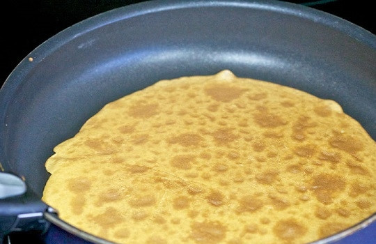 1. Этап. Блинное тесто: 8. И жарьте блинчики до румяности с двух сторон.