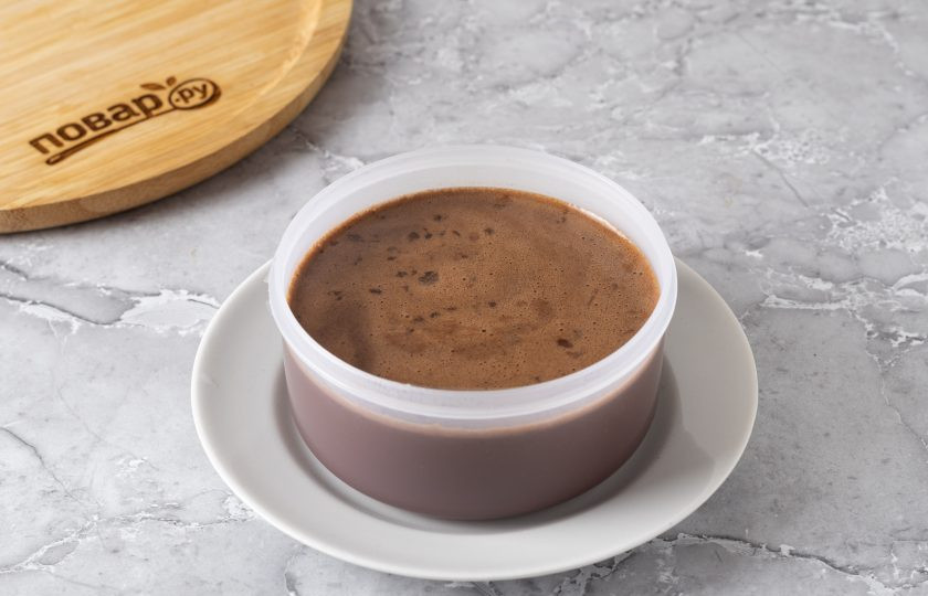 1. Этап. Десерт без выпечки и муки: Перелейте шоколадную смесь в форму, уберите в холодильник на 2-3 часа.