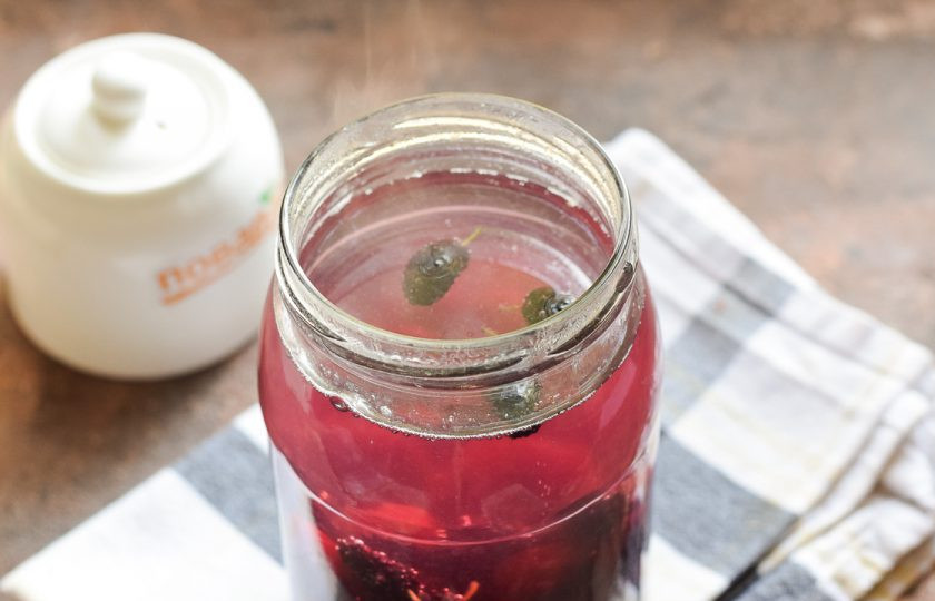 1. Этап. Компот из вишни и шелковицы на зиму: Верните компот в банку.