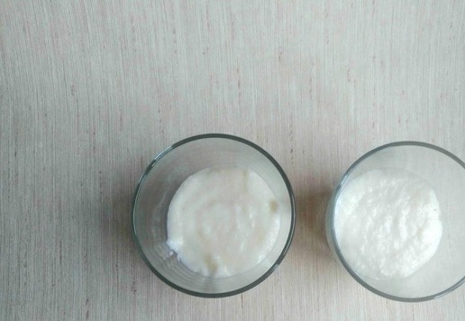 1. Этап. Нежный рисовый десерт с хурмой: Выложите в стеклянные стаканы по 3 или 4 столовых ложки массы из поленты.