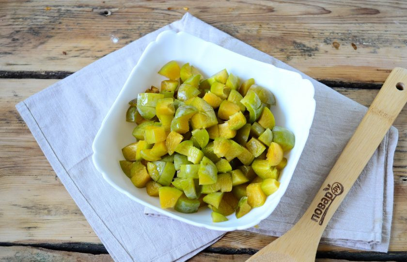 1. Этап. Пирожки со сливой на сковороде: Тем временем подготовьте начинку. Сливу промойте, разделите на половинки и удалите косточки. Каждую половинку порежьте на мелкие кубики. Как я уже говорила ранее, к сливе я сахар почти не добавляю, то есть с сахаром не перемешиваю, лишь при формировке пирожков я немного подслащу сливы уже на самом тесте.