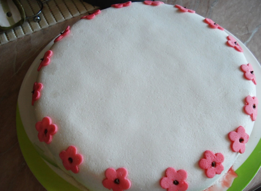 1. Этап. Бисквитный торт с мастикой: Украшаем наш торт цветами по окружности. Сердцевинки цветов можно сделать из кулинарных бусинок, они съедобны! Торт готов, можно подавать его к праздничному столу!