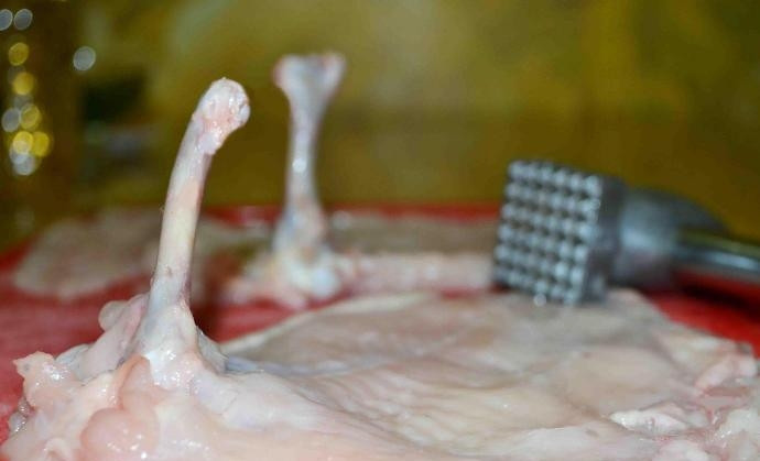 1. Этап. Котлеты по-киевски классические: Далее филе отбейте, посолив его.