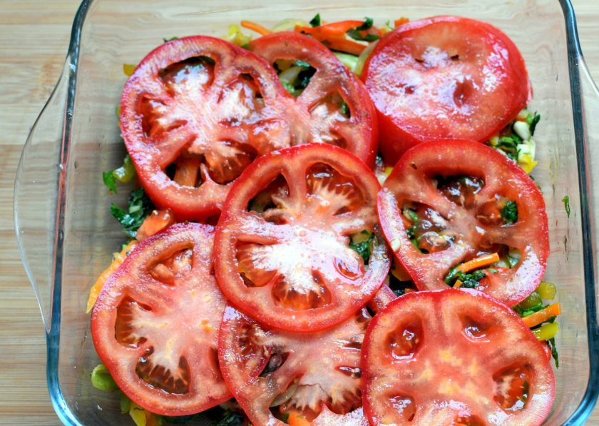 1. Этап. Острые пикантные цукини с овощами: Покройте слоем нарезанных тоненькими ломтиками помидоров. Повторяйте слои несколько раз.