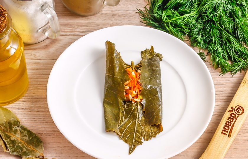 1. Этап. Сармале: Закройте края листа и аккуратно сверните его рулетиком вместе с начинкой.