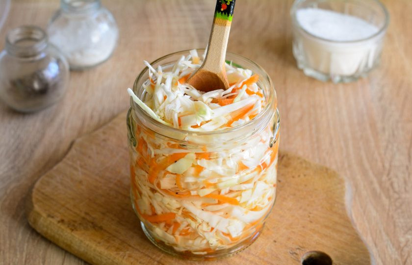 1. Этап. Квашеная капуста без рассола: Переложите капусту плотно в банки и на 2 суток оставьте на столе.