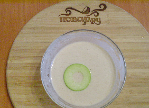 1. Этап. Фрукты в кляре: Разогреваем сковороду с маслом. Окунаем колечки в кляр.