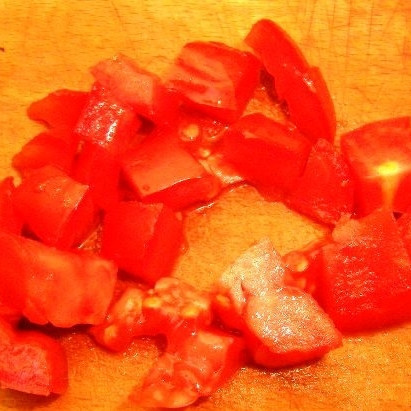 1. Этап. Салат Охотничий: Помидоры - кубиками.