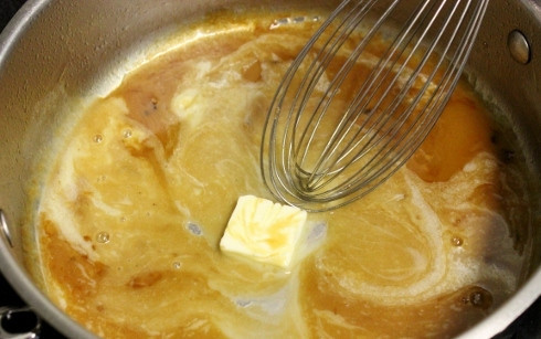 1. Этап. Сочные куриные грудки: 11. Добавьте сливочное масло и перемешайте.