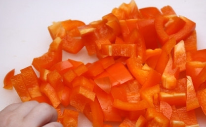 1. Этап. Французский салат с мясом: 2. Тем временем нарезаем капусту и перцы. Капусту выкладываем вместе с чипсами как будто по кругу. Затем - готовое мясо, тертый сыр и в конце посыпаем кусочками перца.