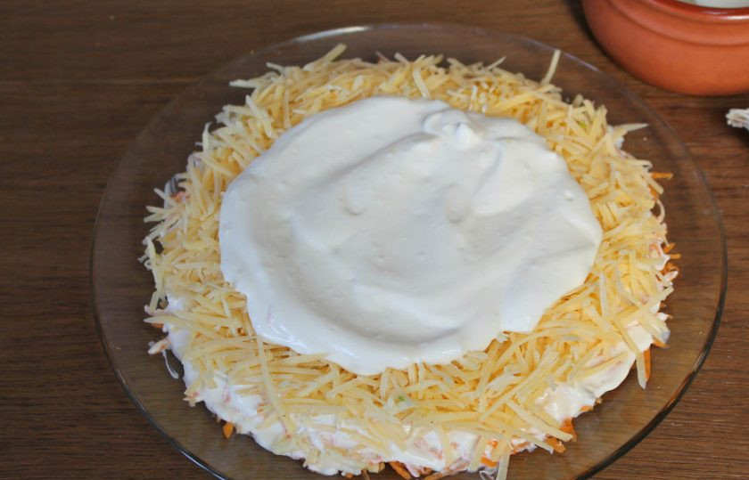 1. Этап. Салат Любовница с черносливом: Сырный слой выкладываем поверх морковного и вновь смазываем майонезом.