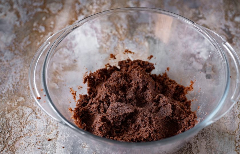 1. Этап. Шоколадный чизкейк с выпечкой: Перемешайте эти ингредиенты до получения однородной массы, которую можно собрать руками в комок.