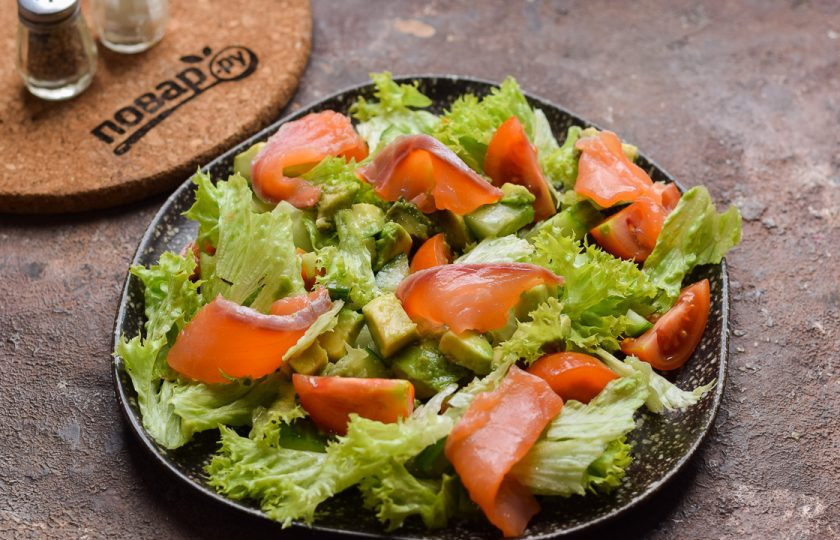 1. Этап. Салат с авокадо и семгой: Семгу нарежьте тонкими пластинами и выложите поверх салата. Подавайте салат к столу сразу после приготовления.