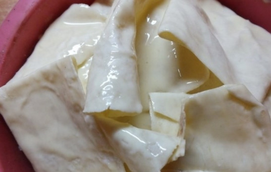 1. Этап. Лаваш с вишней: Края лаваша (самого первого), что свисали, заверните просто внутрь.