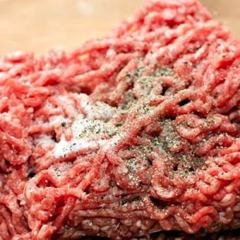 1. Этап. Домашний гамбургер с ржаным хлебом: Говяжий фарш солим, перчим и месим руками, чтобы он стал более однородным и лепким.