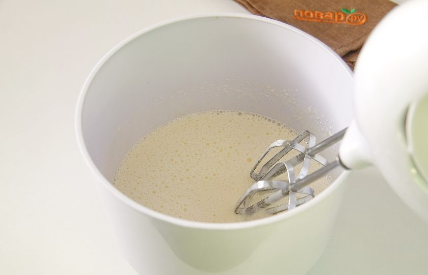 1. Этап. Кофейное пирожное: Отдельно в глубокой миске взбейте для бисквита яйца с сахаром. Взбивать необходимо около 7-10 минут до появления белой пены.