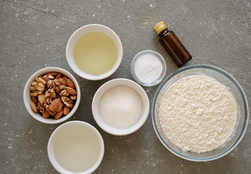 1. Этап. Постный кекс с орехами: Подготовьте все ингредиенты.