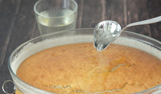 1. Этап. Сочный пирог с консервированными персиками: Готовый тёплый пирог обильно залейте сиропом от консервированных персиков и оставьте для пропитки на 1-2 часа.