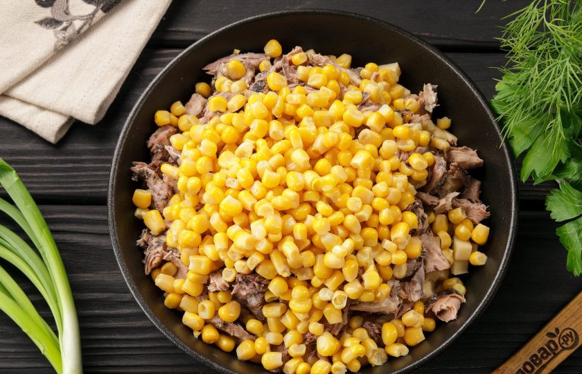 1. Этап. Салат с тунцом, кукурузой и сыром: С кукурузы так же слейте жидкость и добавьте к остальным ингредиентам.