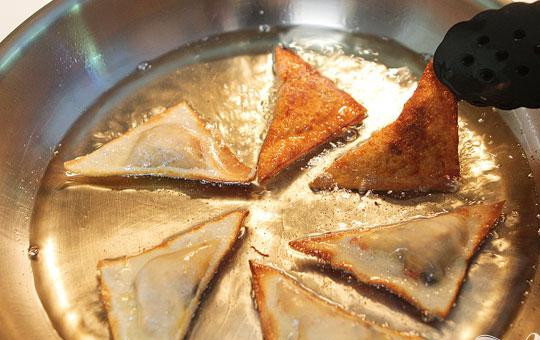 1. Этап. Конвертики с овощной начинкой: 6. Когда масло нагреется, поместить примерно 6 конвертиков в сковороду. Готовить около 1 минуты с каждой стороны до золотистого цвета и хрустящей корочки.