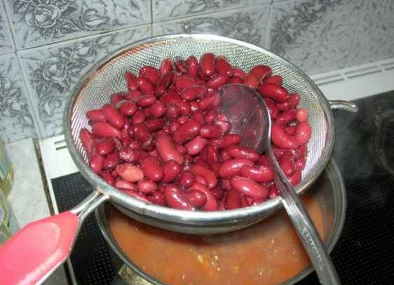 1. Этап. Суп чили с фасолью: 7. Фасоль откидываем на сито, чтобы ушла лишняя влага. Через 20 минут добавляем стекшую фасоль.