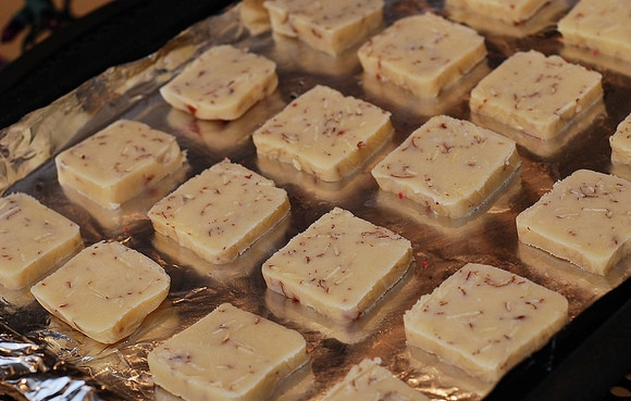 1. Этап. Миндальное песочное печенье: После этого готовое тесто нарежьте равными кусочками. Выложите их на противень с фольгой.