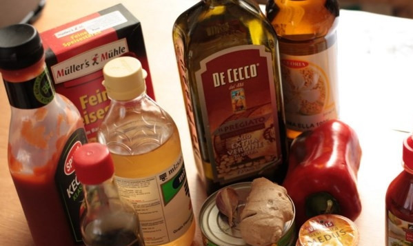 1. Этап. Курица в кисло-сладком соусе с рисом: Подготовьте все ингредиенты. Куриное филе промойте и порежьте кусочками. Можете поставить вариться рис.