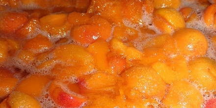 1. Этап. Варенье из абрикосов дольками: 4. На следующий день начинайте варить. Я обычно готовлю варенье в три захода. Довожу его до кипения, снимаю пену и выключаю. И так три дня. Благодаря таким действиям, варенье получается великолепным и густы, а самое главное - дольки не теряют своей формы.