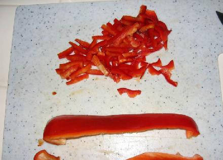 1. Этап. Тройной бобовый салат: Шинкуем четверть сладкого перца, а остальную часть нарезаем так, как показано на картинке.