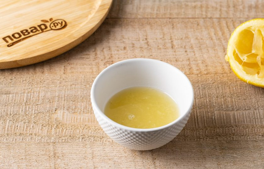 1. Этап. Капуста маринованная лимоном: Из лимона выжмите сок.