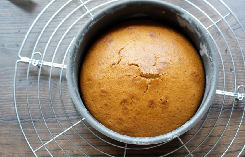 1. Этап. Торт в стиле Рустик: Выпекайте при 175 градусах 20-30 минут. Верх станет золотистым, шпажка будет уже сухой. Вынимайте из духовки и дайте остыть на решетке, сперва в форме (минут 5), потом переверните корж и пусть остывает на решетке самостоятельно.