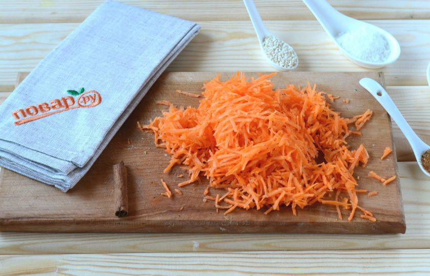 1. Этап. Гаджар Пулау: Морковь натрите на мелкой терке.