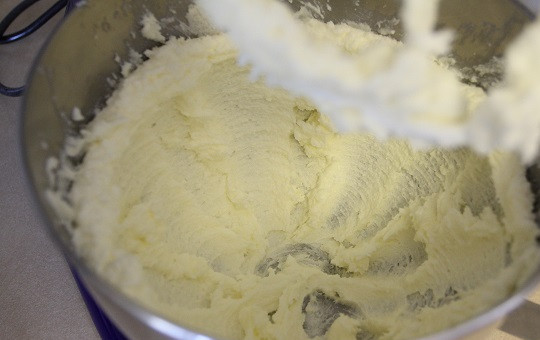 1. Этап. Печенье на желтках: 1. Удобнее всего использовать кухонную технику: с ней тесто можно сделать не только мягче, но и быстрее. Итак, в чашу блендера отправьте размягченное сливочное масло и сахар.