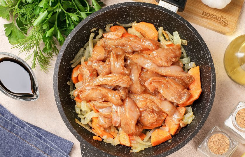 1. Этап. Жареная соевая спаржа с курицей: Добавьте куриное филе, стряхнув от остатков маринада.