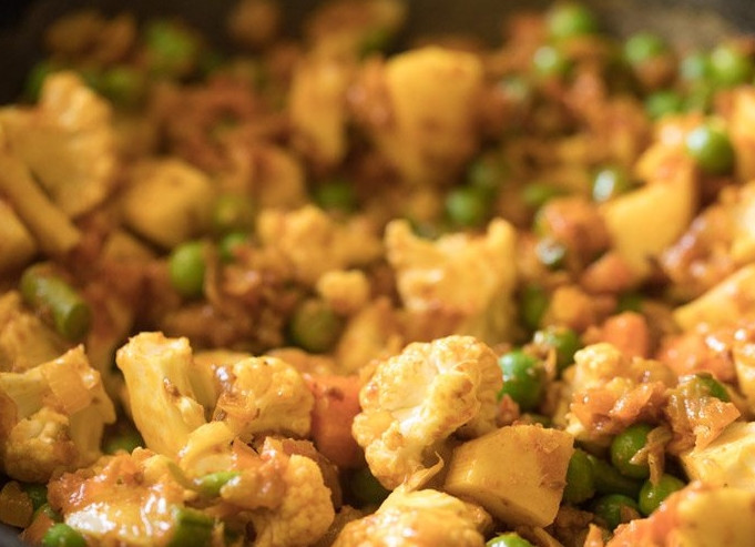 1. Этап. Тушеный микс овощей: 5. Посолите, поперчите, добавьте любимые специи. Аккуратно все перемешайте.