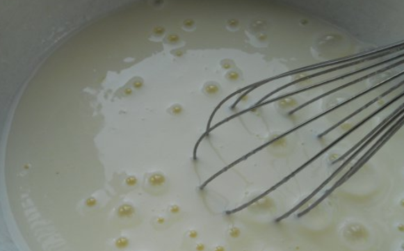 1. Этап. Пончики на кефире: Добавьте соду и 3 ст.л. растительного масла. Тщательно перемешиваем.