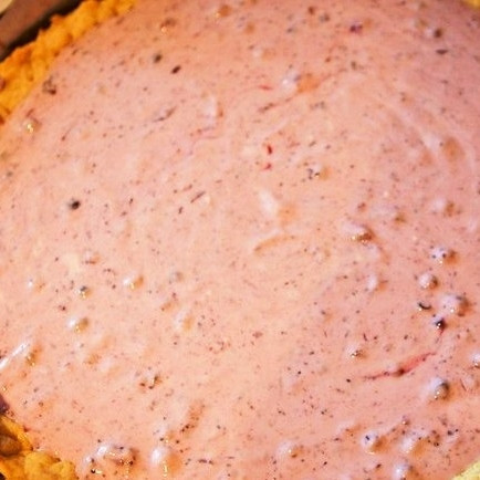 1. Этап. Черничный пирог с творогом: Слегка запекшееся тесто достаем из духовки. Выливаем на него приготовленную начинку. Ставим обратно в духовку еще на 30 минут при прежней температуре.