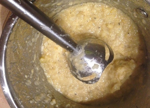 1. Этап. Пюре из нута с тыквой и грибами: 9. С помощью блендера измельчаем в пюре. Добиться нужной густоты пюре можно, добавляя сцеженный ранее отвар.