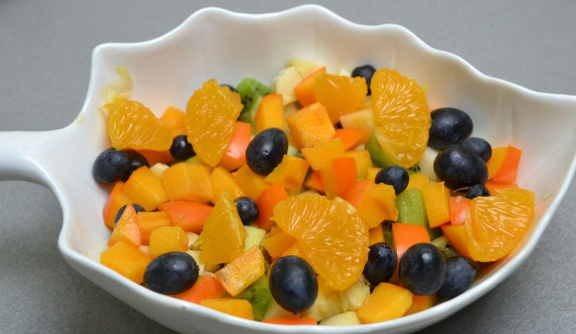 1. Этап. Постный фруктовый салат: Порежьте в салат дольки мандарина, которые желательно очистить от пленок. Добавьте ягоды винограда.