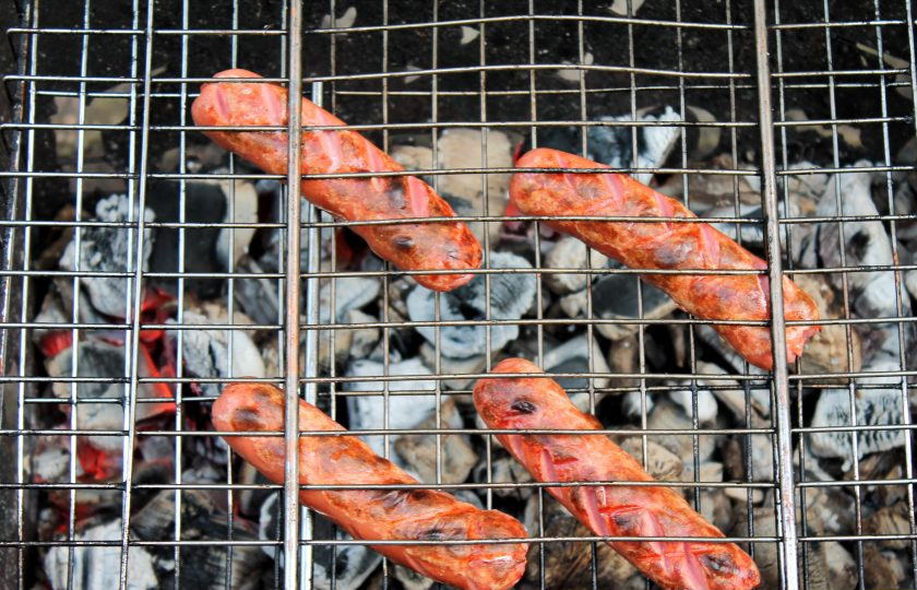 1. Этап. Сосиски на гриле: В мангале разожгите угли и дайте им прогореть. Они не должны гореть, а только быть раскаленными. Выложите сосиски на решетку для гриля и закройте ее. Жарьте сосиски на гриле в течение 2-3 минут с каждой стороны. Снимите с решетки и сразу подавайте.