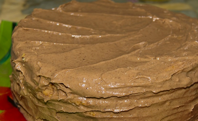 1. Этап. Торт Микадо: Получившимся кремом смазываем все коржи, выкладывая их друг на друга.